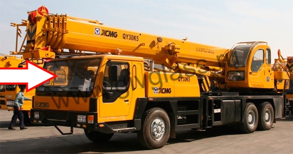Автокран XCMG QY30K5 - Стекло лобовое водителя крана (триплекс), 

размер 2222 мм * 810 мм, гнутое

​