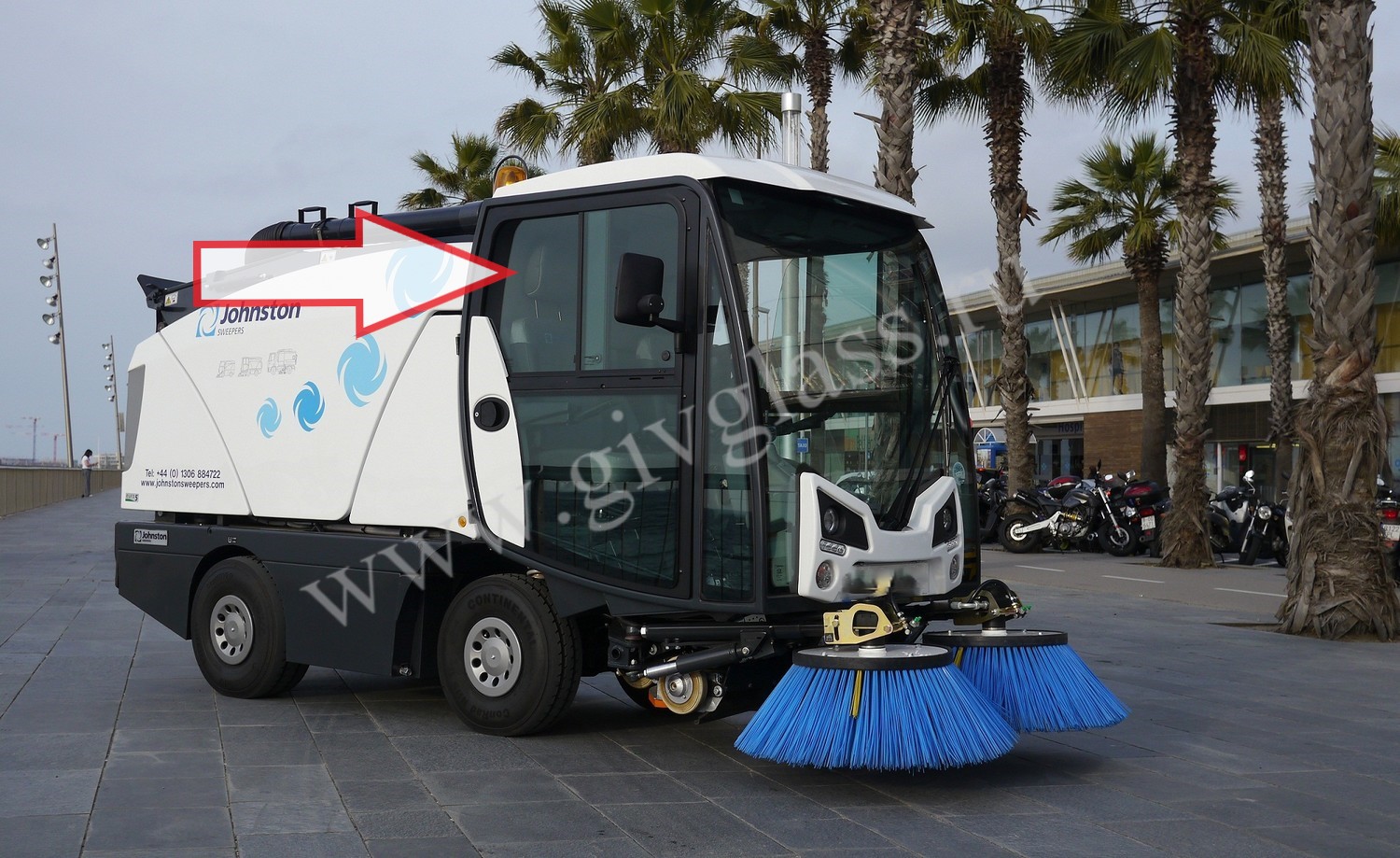 Коммунальная техника Johnston Sweepers C202 / Johnston Cx 202 / Johnston Cn 202 -  Стекло дверное правое верхнее (форточка ближе к заднему стеклу) (закаленное)