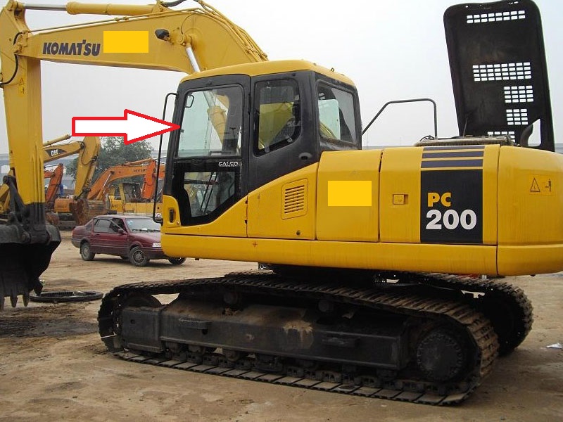 Экскаватор гусеничный Komatsu PC 200-7 | Komatsu PC 220-7 | Komatsu PC 300-7 | Komatsu PC 400-7 | Komatsu PC 750-7 | Komatsu PC 800-7 | ( 7 серия ) - Стекло дверное верхнее (форточка ближе к лобовому стеклу) (закаленное)