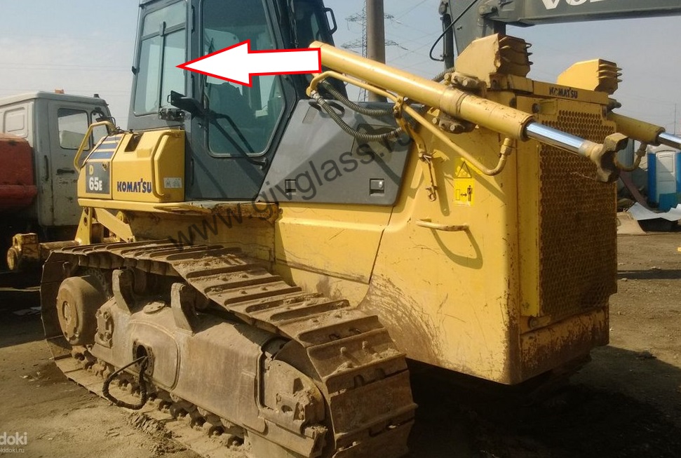 Бульдозер KOMATSU D65E-12 - Cтекло кузовное правое нижнее (форточка в рамке ближе к лобовому стеклу) (закаленное)