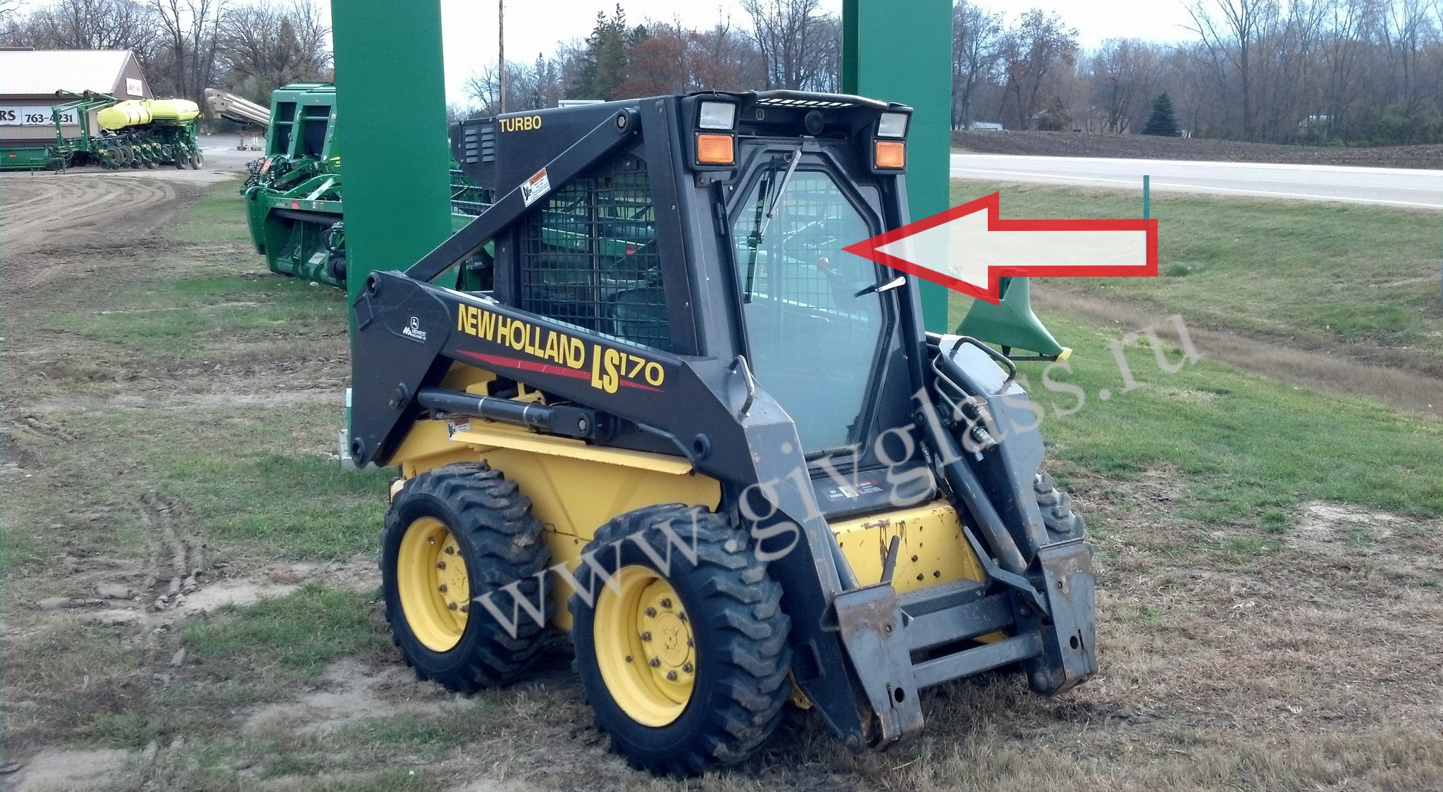 Мини-погрузчик New Holland LS170 - Стекло лобовое (триплекс)