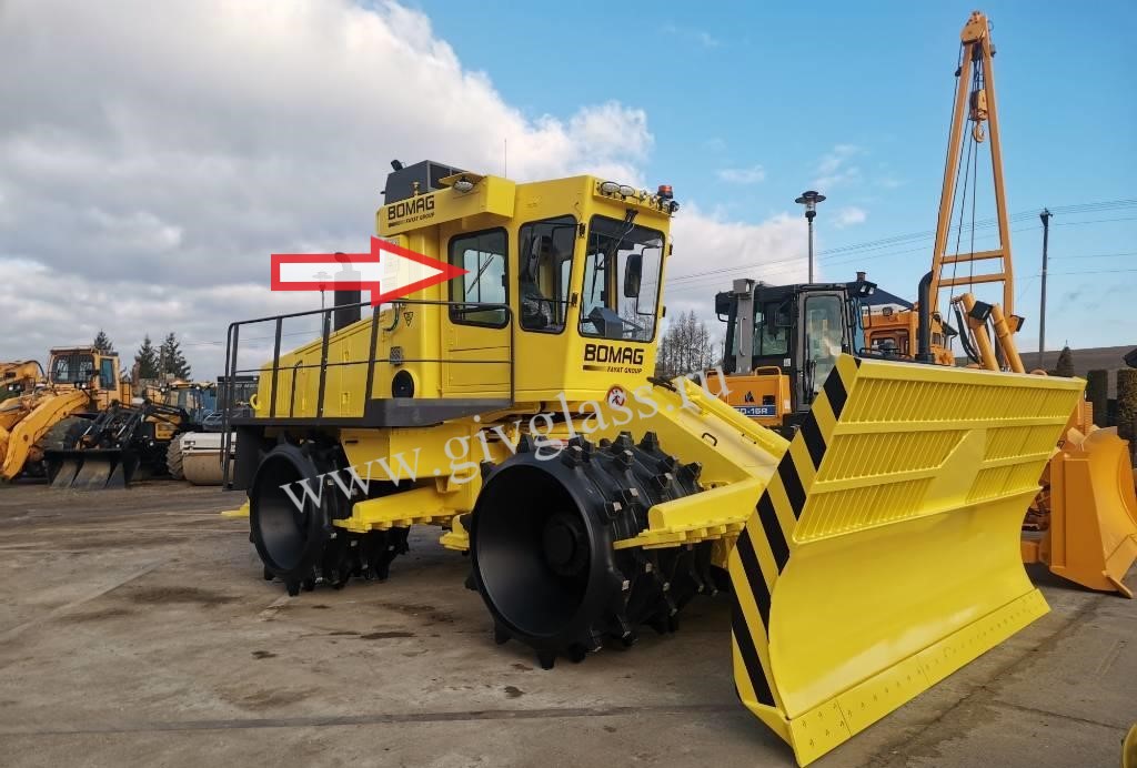 Уплотнитель мусора Bomag DC 722 RB - Стекло дверное верхнее левое/правое (неподвижная форточка ближе к заднему) (закаленное) цена за шт.