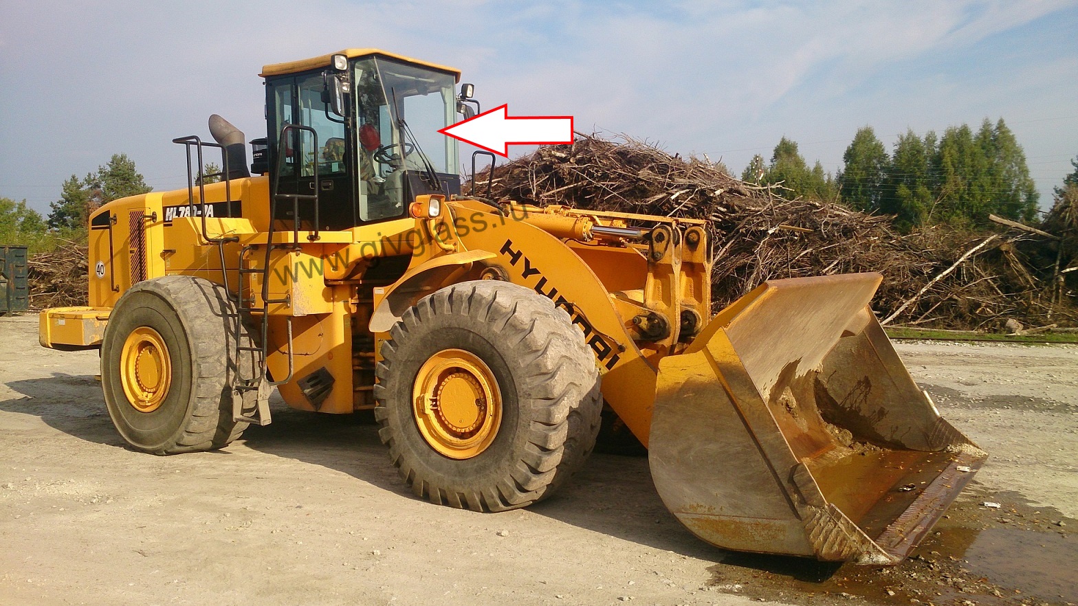 Фронтальный погрузчик HYUNDAI HL780-7a/ HL770-7a/ HL760-7a  - Стекло лобовое среднее  (закаленное) 
​