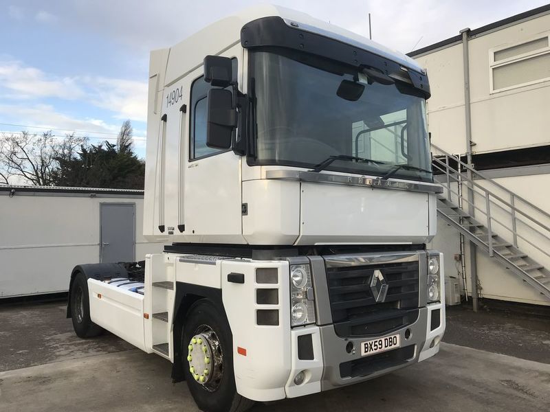 Грузовой автомобиль Renault Magnum  - Стекло лобовое (без полосы),

размер 2665*1039, № RENT0074, eurocode 7233ACL