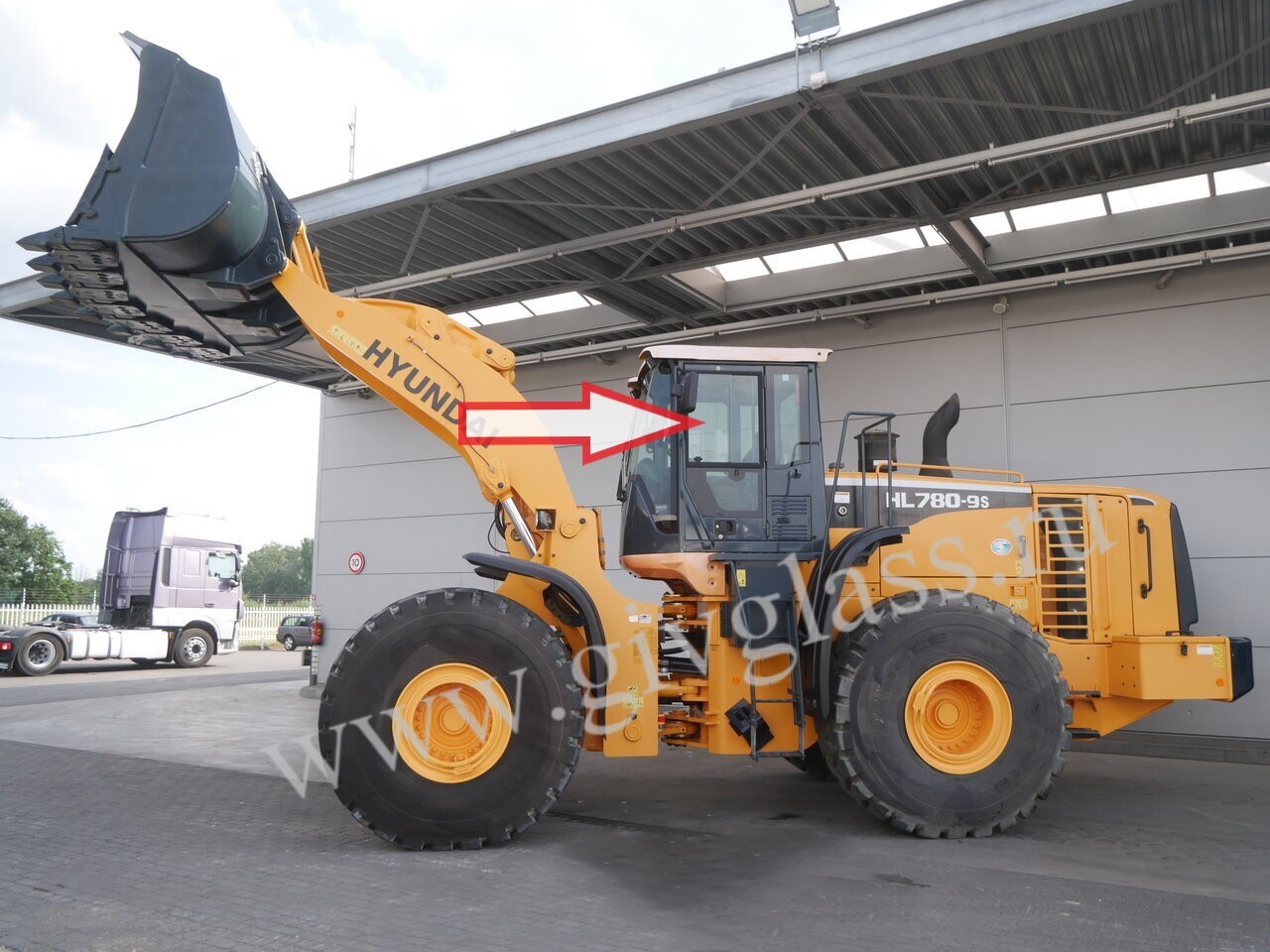 Фронтальный погрузчик Hyundai HL780-9s/HL770-9s - Стекло дверное левое верхнее (форточка подвижная ближе к лобовому стеклу) (закаленное)