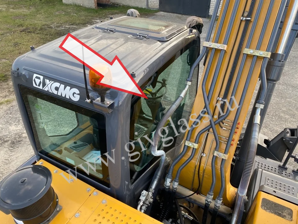 Гусеничный экскаватор XCMG XE210WB  - Стекло кузовное правое возле стрелы (закаленное)