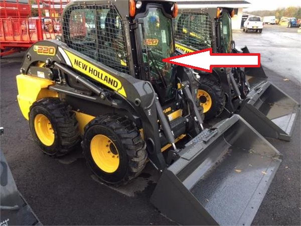 Мини-погрузчик New Holland L 215, L218, L220, L223, L225, L230, C227, C232, C238 2009 - Стекло лобовое с шелкографией и отверстиями под дворник снизу (закалённое).
Номер в каталоге 84344565
