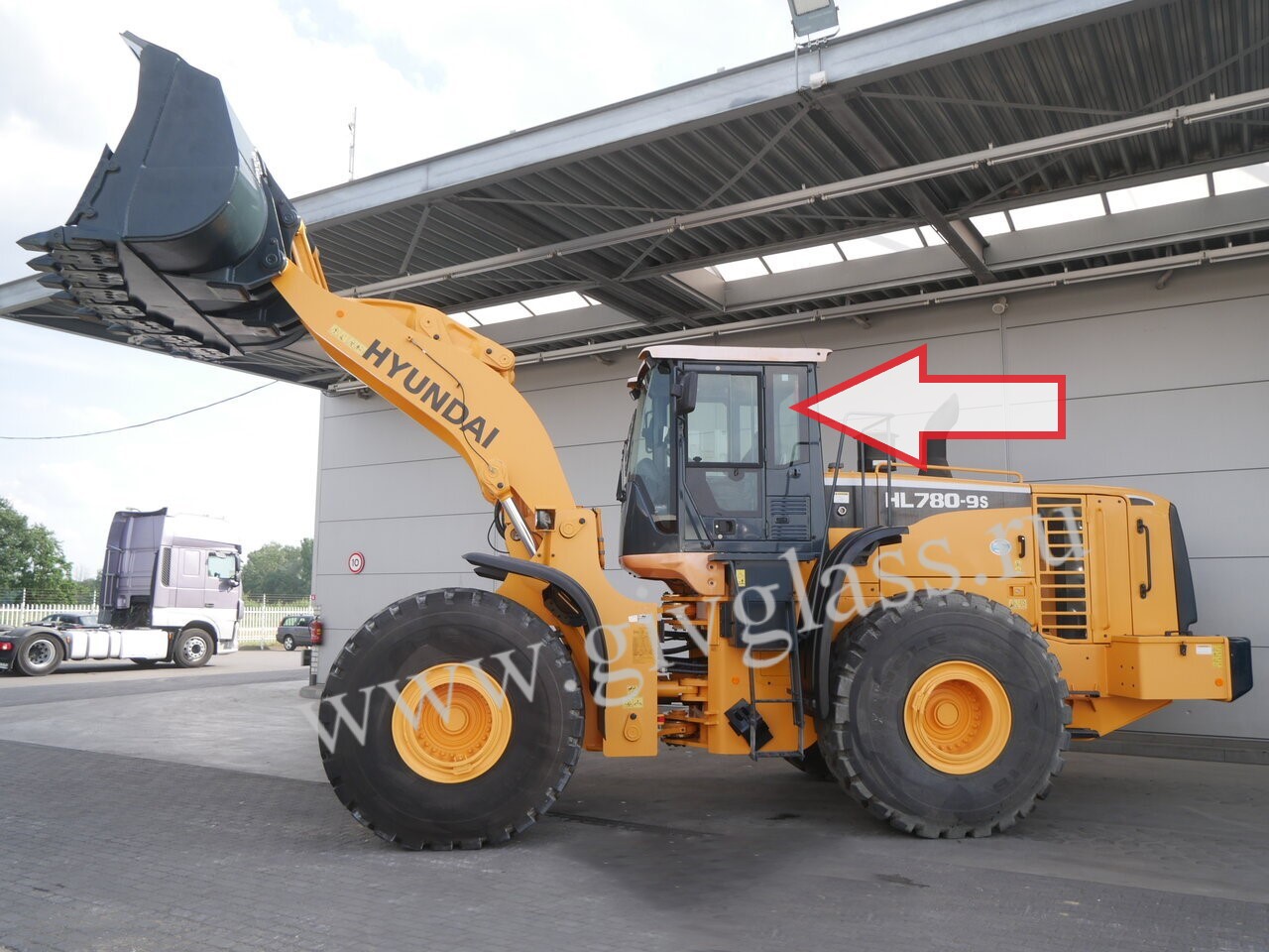 Фронтальный погрузчик Hyundai HL780-9s/HL770-9s - Стекло кузовное левое (закаленное) 
Номер в каталоге 71LM-26042
