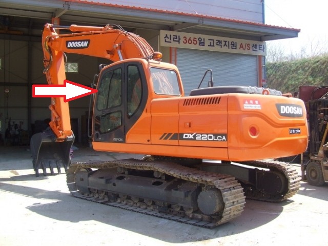 Стекло дверное верхнее ближе к лобовому для экскаватора DOOSAN DX 140 LC |DOOSAN DX 180 LC|DOOSANDX 225 LCA|DOOSANDX 225 NLCA|DOOSAN DX260 LCA|DOOSAN DX 300 LCA|DOOSAN DX 300 LCA SLR|DOOSAN DX 340 LCA|DOOSANDX 420 LC|DOOSAN DX 420 LCA|DOOSAN DX 480 LC|DOOSAN DX 520 LC|DOOSAN DX 140 W|DOOSAN DX 160 W|DOOSAN DX 190 W|DOOSAN DX 210 W| - Стекло дверное верхнее ближе к лобовому  (закаленное)