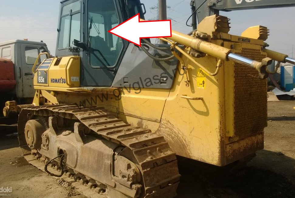 Бульдозер KOMATSU D65E-12 - Cтекло дверное правое (закаленное)