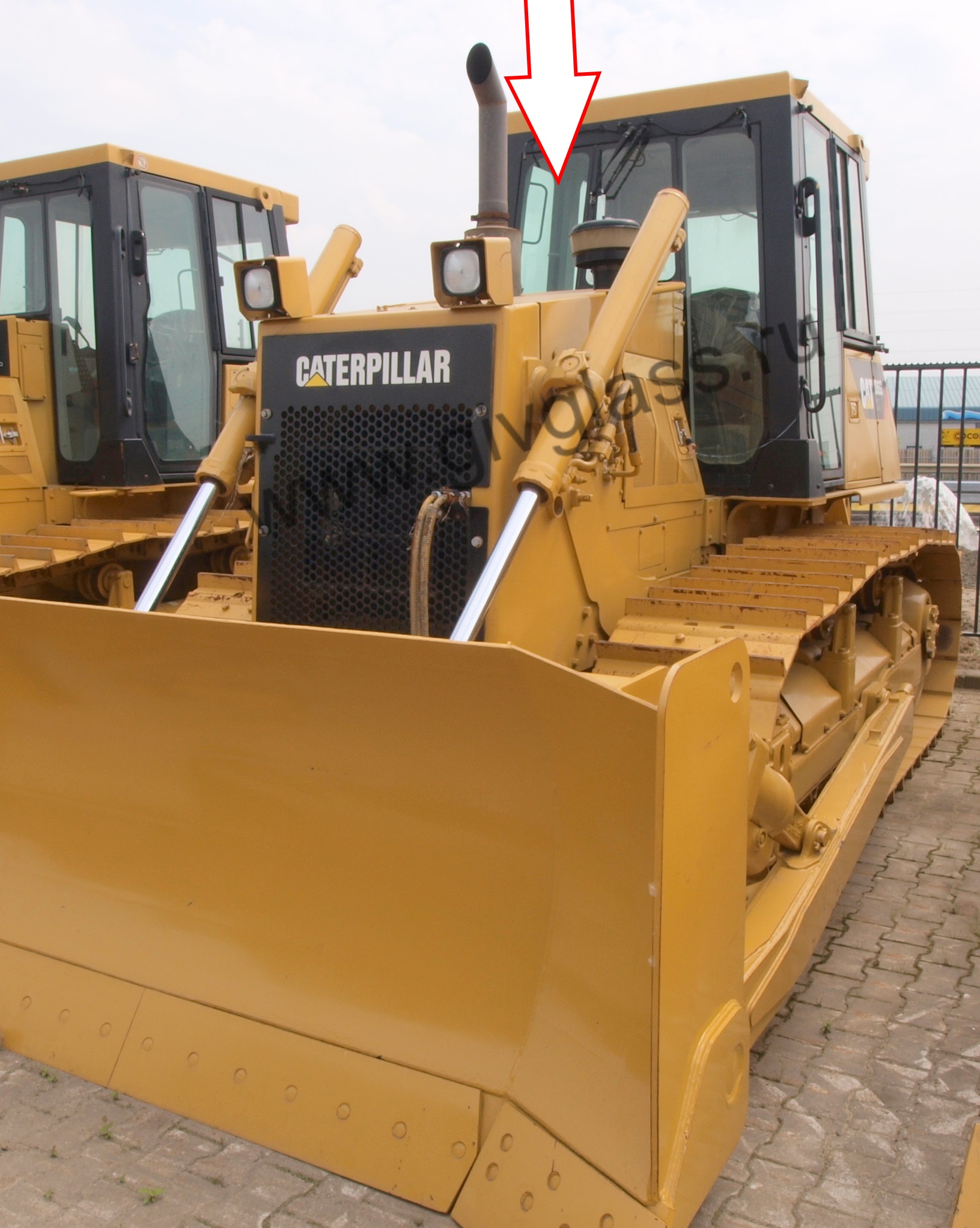 Бульдозер Caterpillar D6G2XL - Стекло лобовое правое (закаленное)

​