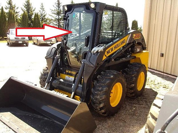 Мини-погрузчик New Holland L 215, L218, L220, L223, L225, L230, C227, C232, C238 2009 - Стекло лобовое с шелкографией и отверстиями под дворник сбоку (закалённое).
Номер в каталоге 84344565