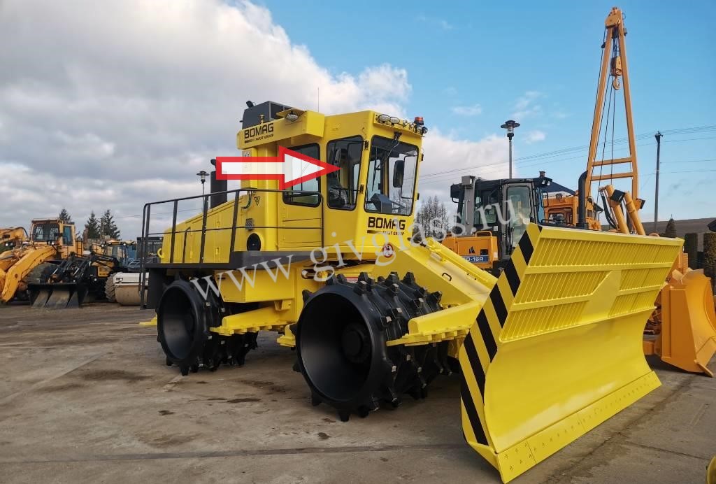 Уплотнитель мусора Bomag DC 722 RB - Стекло кузовное правое (закаленное)