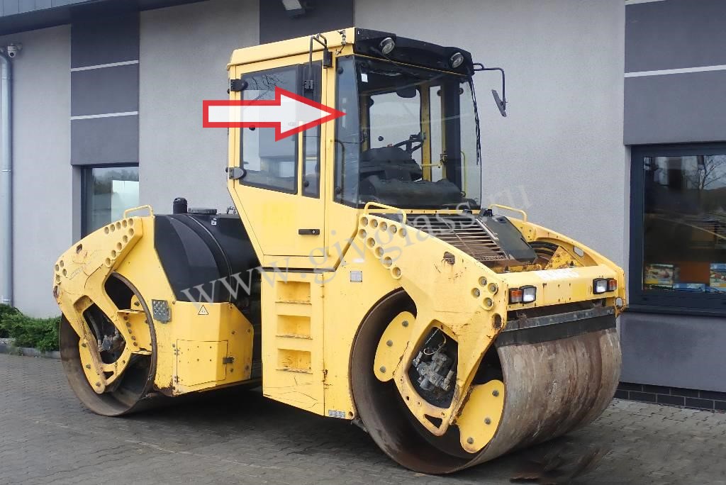 Каток Bomag BW 161 AC - Стекло лобовое правое (закаленное)
