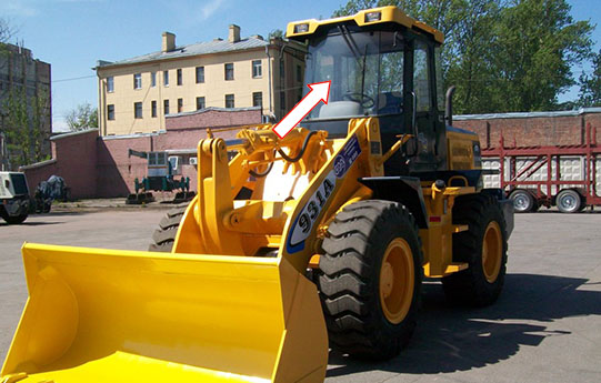 Фронтальный погрузчик Yutong 931 A/952 A  - Стекло лобовое с отверстиями (закалённое) 