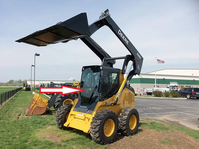 Мини-погрузчик John Deere 318 D/ 320 D/326 D/328 D/332 D - Стекло лобовое (дверь) (закаленное) 
