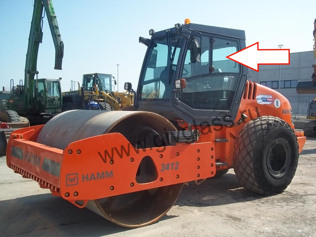 Каток HAMM 3412 / 3412 HT / 3416 / 3416 HT / 3520 / 3520 HT - Стекло дверное левое верхнее открывающееся (закаленное)