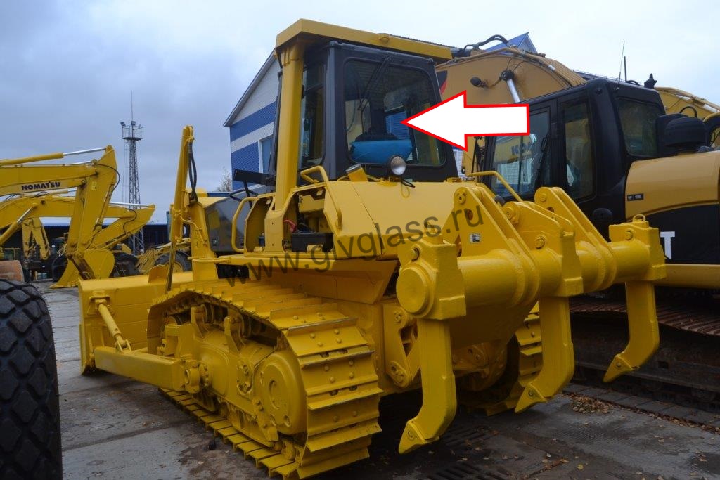 Бульдозер KOMATSU D65E-12 - Cтекло заднее (закаленное)