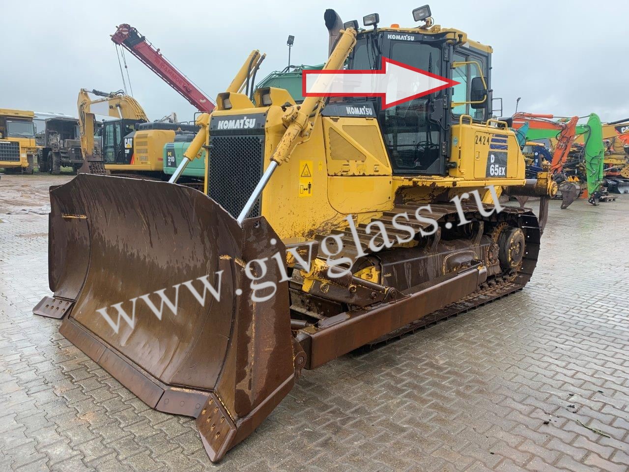 Бульдозер KOMATSU D65EX, D65EX-PX GALEO, D85EX-PX GALEO - Стекло кузовное правое/левое (форточка ближе к лобовому стеклу) (закаленное) цена за шт.