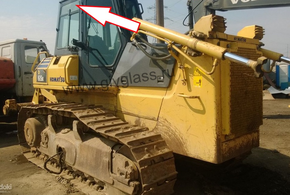 Бульдозер KOMATSU D65E-12 - Cтекло кузовное правое (верхняя форточка в рамке) (закаленное)