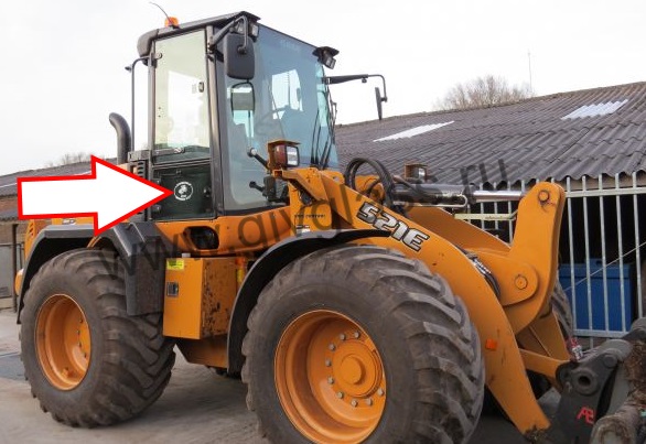 Фронтальный погрузчик CASE 521E / CASE 521F - Стекло дверное правое нижнее открывающееся (закаленное)

​