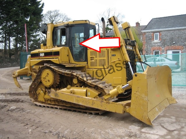 Бульдозер Caterpillar D6R - Стекло дверное правое (триплекс) в резинку