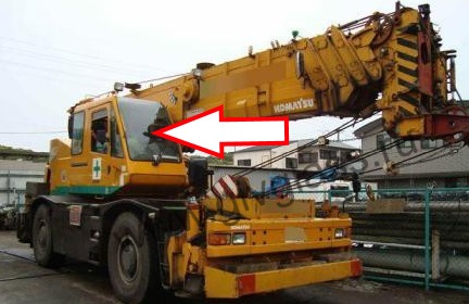 Автокран KOMATSU LW-250 - Стекло лобовое (закаленное), толщина 6 мм, размер 878 мм * 1127 мм
​