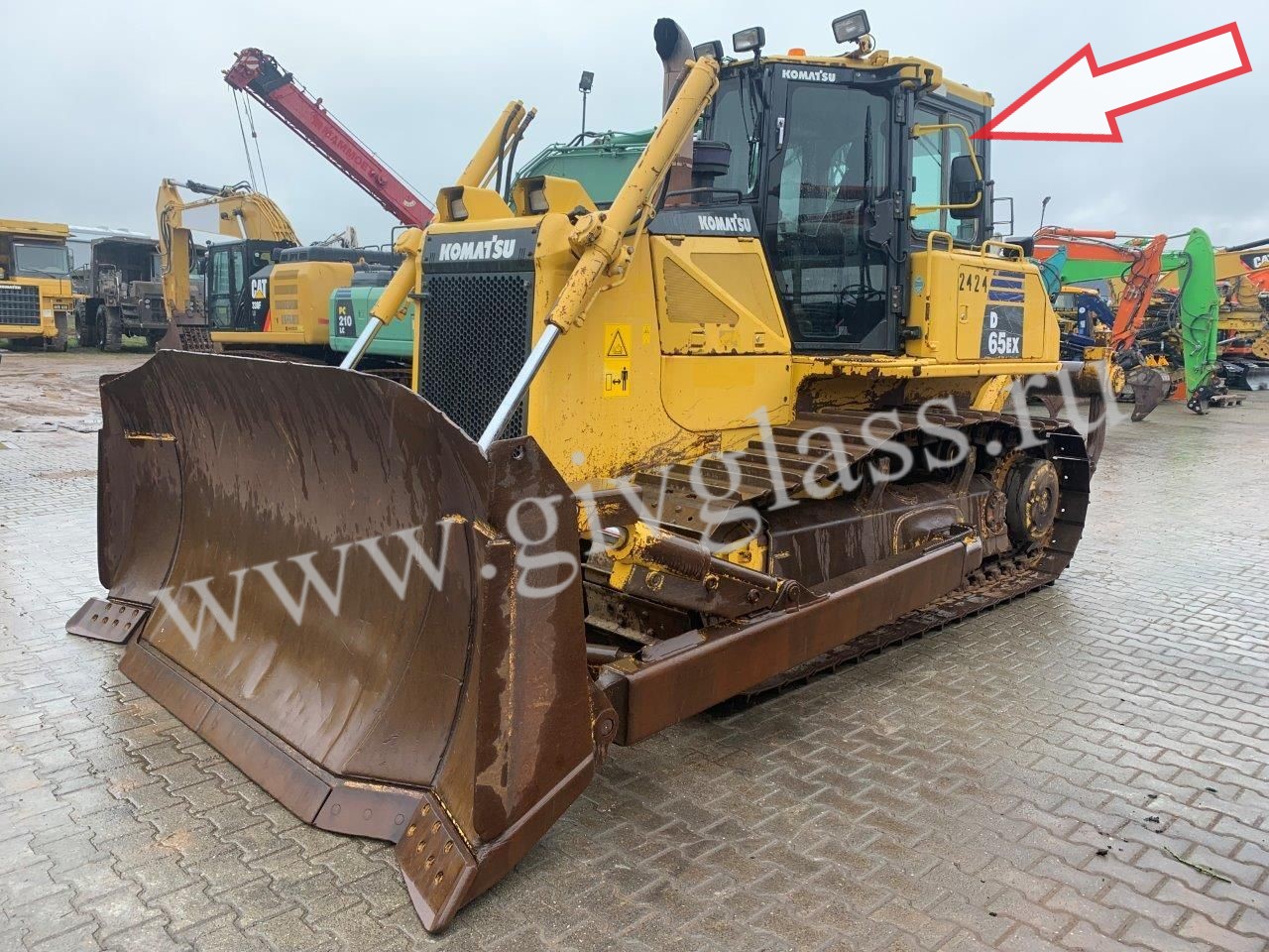 Бульдозер KOMATSU D65EX, D65EX-PX GALEO, D85EX-PX GALEO - Стекло кузовное правое/левое (форточка ближе к заднему стеклу) (закаленное) цена за шт.