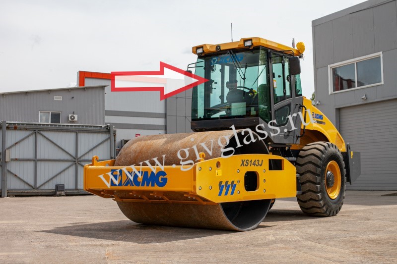 Каток XCMG XS143 - Стекло лобовое (4 отверстия) (закаленное)