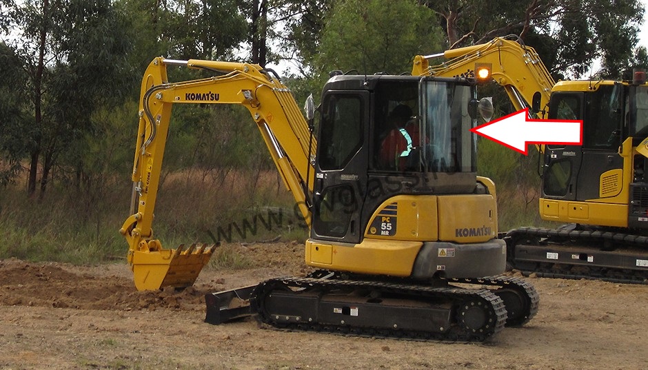 Мини-экскаватор KOMATSU PC-55MR - Cтекло заднее 