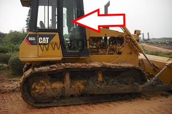 Бульдозер Caterpillar D6G2XL - Стекло дверное правое (закаленное)

​