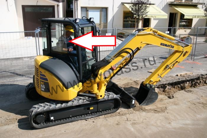 Мини-экскаватор KOMATSU PC-55MR - Cтекло правое форточка передняя