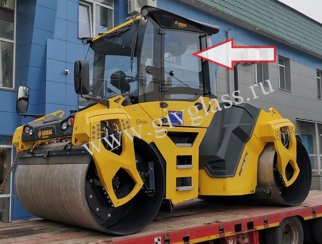 Шарнирно-сочлененный двухвальцевый каток Bomag 206 AD-50 - Стекло дверное левое 