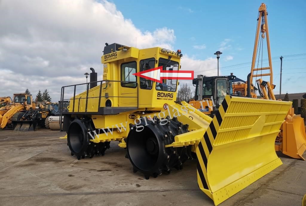 Уплотнитель мусора Bomag DC 722 RB  - Стекло дверное верхнее левое/правое (подвижная форточка ближе к лобовому) (закаленное) цена за шт.