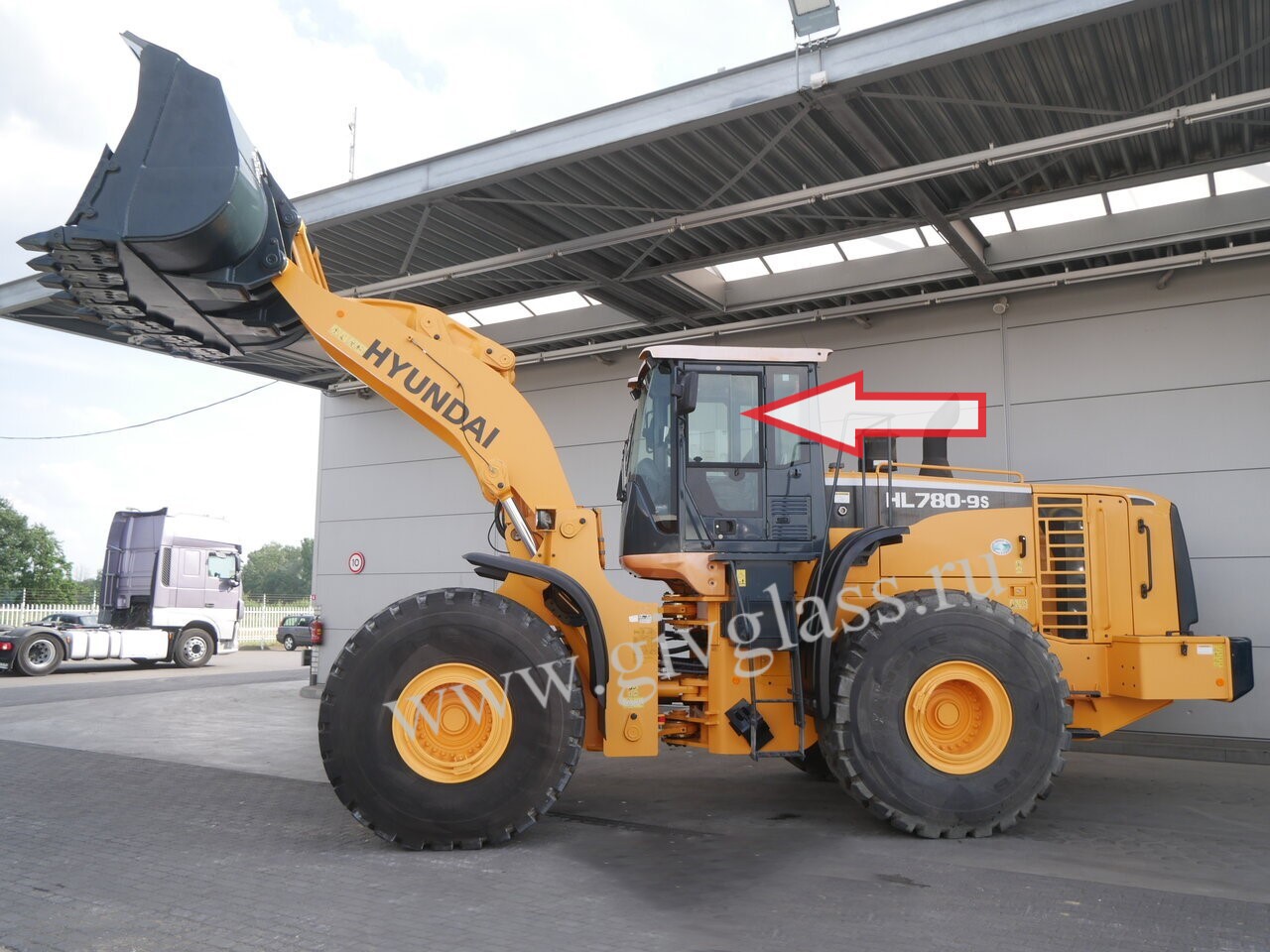Фронтальный погрузчик Hyundai HL780-9s/HL770-9s - Стекло дверное левое верхнее (форточка подвижная ближе к заднему стеклу) (закаленное)