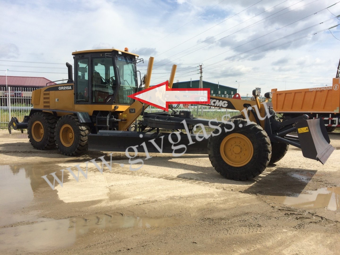 Грейдер XCMG GR215A - Стекло лобовое нижнее (4 отверстия) (закаленное)
