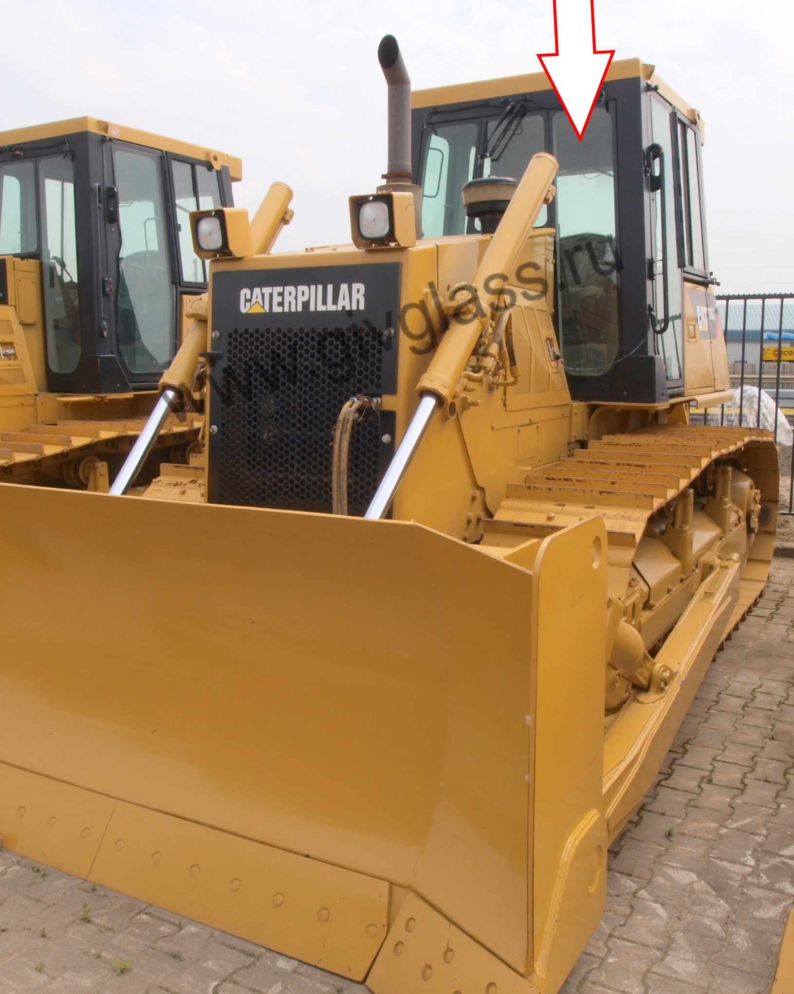 Бульдозер Caterpillar D6G2XL - Стекло лобовое левое (закаленное)

​
