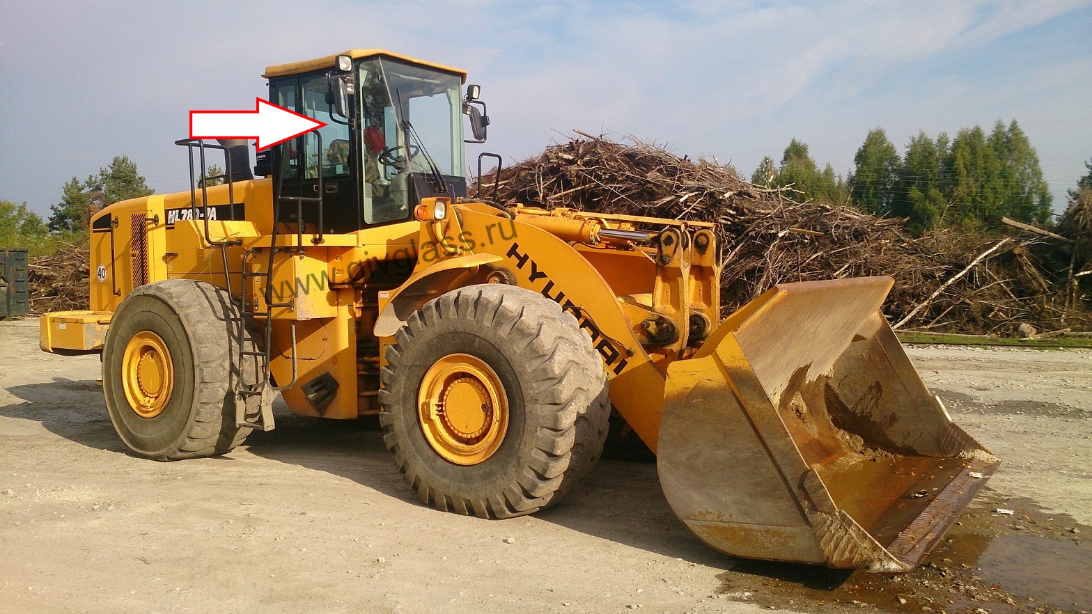 Фронтальный погрузчик HYUNDAI HL780-7a/ HL770-7a/ HL760-7a - Стекло дверное правое  (закаленное) 