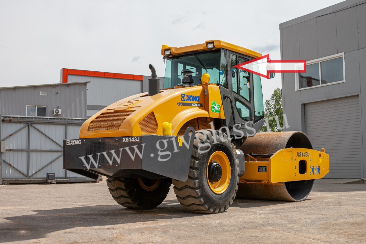 Каток XCMG XS143 - Стекло дверное правое верхнее (ближе к заднему стеклу) (закаленное)