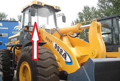 Фронтальный погрузчик Yutong 931 A/952 A - Стекло лобовое боковое правое с отверстиями (закалённое) 