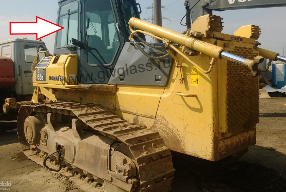 Бульдозер KOMATSU D65E-12 - Cтекло кузовное правое нижнее (форточка в рамке ближе к заднему стеклу) (закаленное)