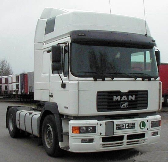 Грузовой автомобиль MAN F90 L28 Wide (86-) / F2000 (94-) / МАЗ-МАН / Shaanxi SX3254 / Shacman 25-тн (06-)  - Стекло лобовое с резиновым уплотнителем, круг (без полосы)

размер 2450*818, № MANT0016, eurocode 4907ACL