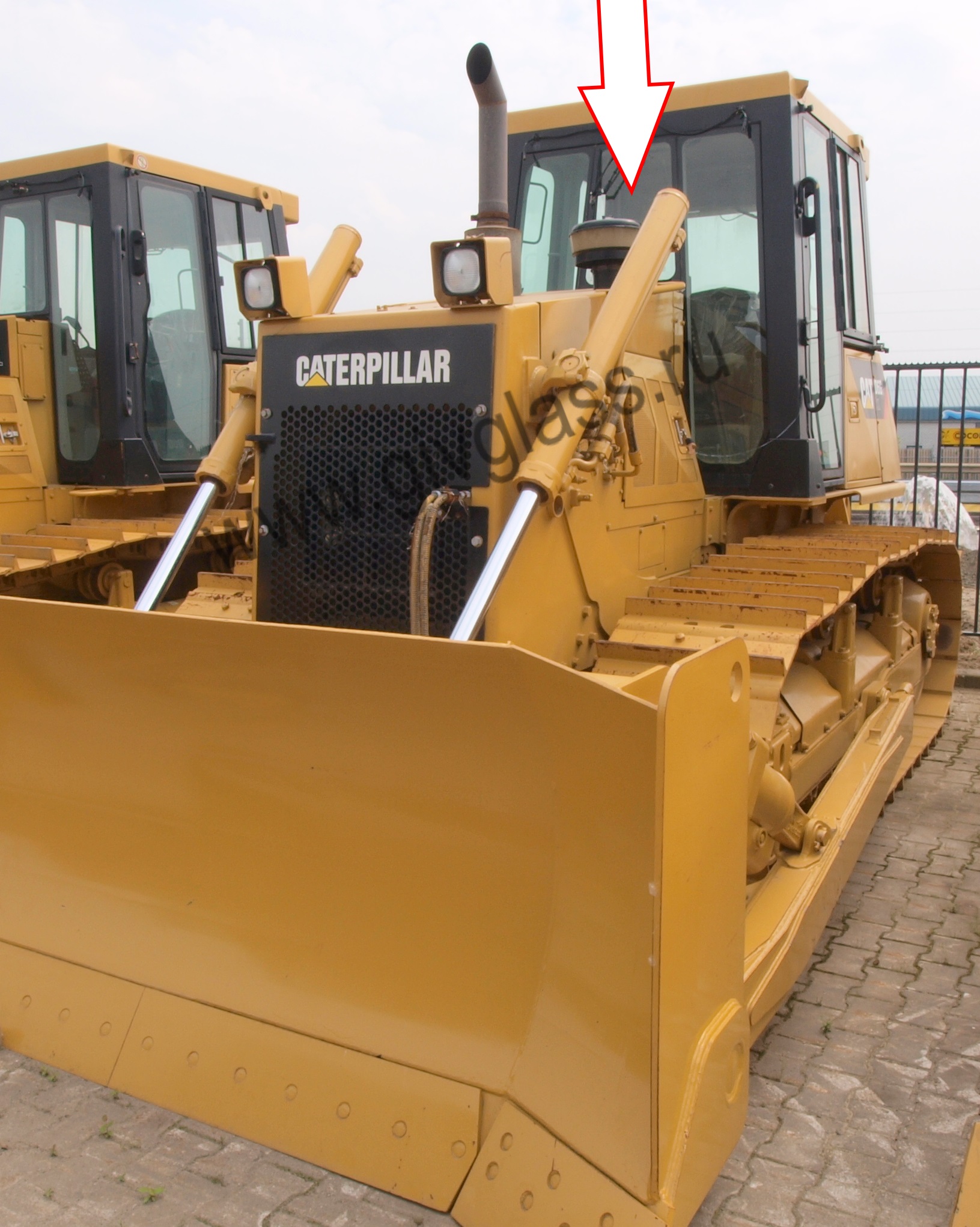 Бульдозер Caterpillar D6G2XL  - Стекло лобовое центральное (закаленное)