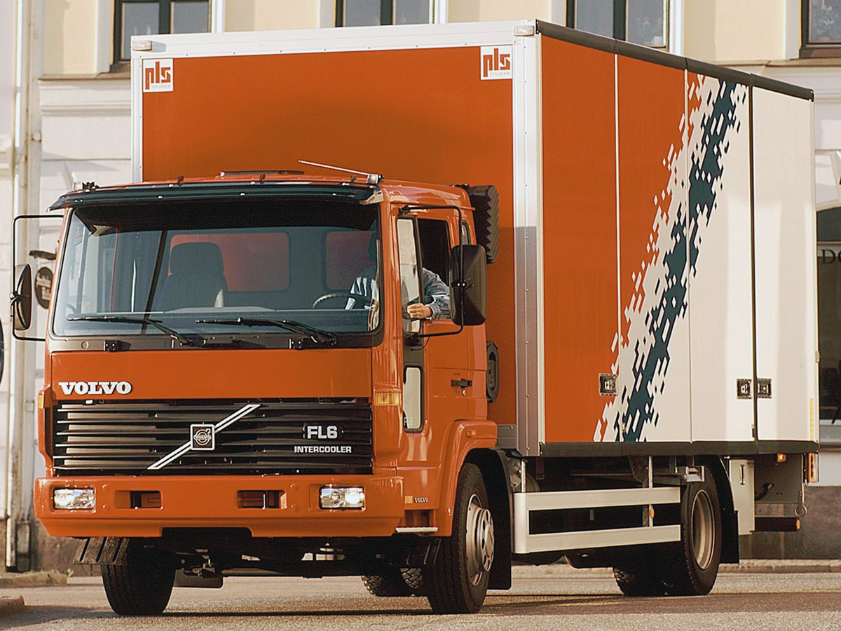 Грузовой автомобиль Volvo FL6 / FL408 1986- - Стекло лобовое,

размер 1989*804, № VLVT0053, eurocode 8816AGNBL