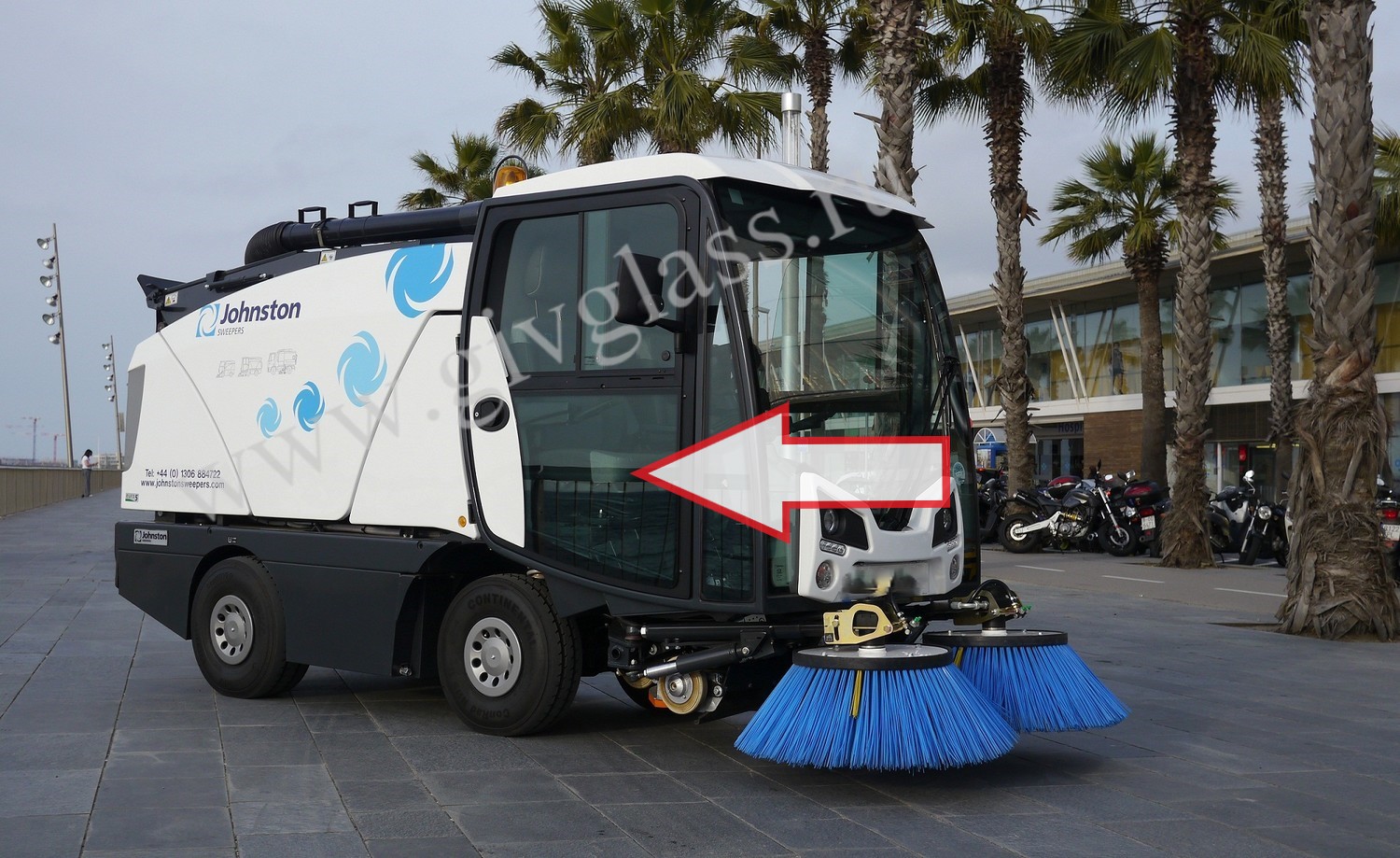 Коммунальная техника Johnston Sweepers C202 / Johnston Cx 202 / Johnston Cn 202 - Стекло дверное правое нижнее (закаленное)