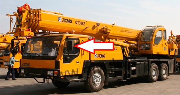 Автокран XCMG QY30K5 - Стекло дверное левое водителя крана  (закаленное),

толщина 4 мм, размер 725 мм * 850 мм