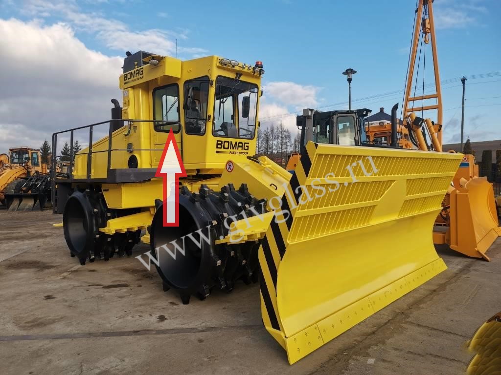 Уплотнитель мусора Bomag DC 722 RB  - Стекло дверное нижнее левое/правое (закаленное) цена за шт.