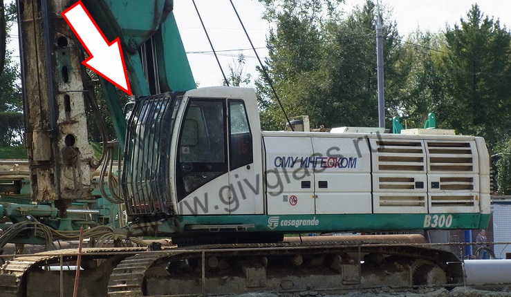 Буровая установка CASAGRANDE B300 - Стекло кузовное правое (триплекс), размер 1433 мм * 1272 мм