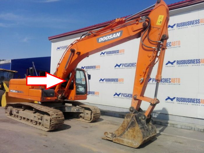Экскаватор DOOSAN DX 190 NLCV | DOOSAN DX 225 NLCV | DOOSAN DX 300 NLCV - Стекло кузовное правое возле стрелы (закаленное)