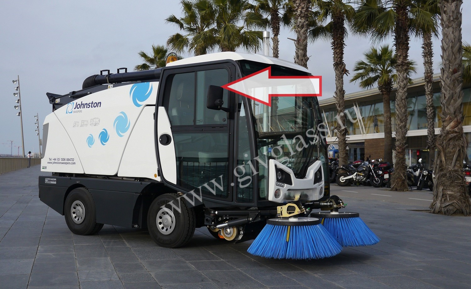 Коммунальная техника Johnston Sweepers C202 / Johnston Cx 202 / Johnston Cn 202 - Стекло дверное правое верхнее (форточка ближе к лобовому стеклу) (закаленное)